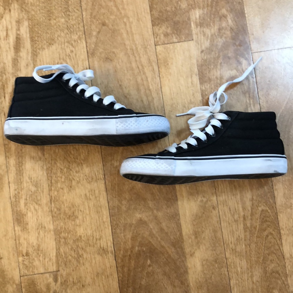 Girls size 3 canvas shoes. Only worn inside a limited number of times for dance. - Picture 4 of 7